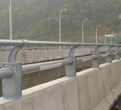 公路防撞墙设计合理专用设施配套必须完善